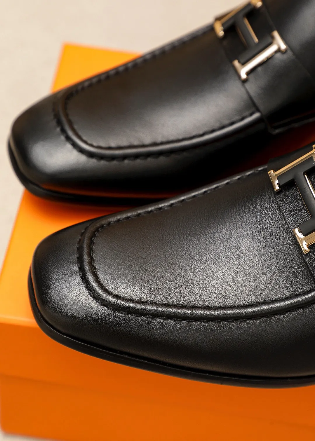 Men's shoes 💰460 💐 Product trademark: HERMES "Hermès" casual leather shoes Regular size: 38-44 (45.46🉑️customized) Product materials: Selected imported first-layer calfskin upper + luxury hardware buckle, imported water-dyed 🐂 cowhide lining. Strong three-dimensional visual effect, combined outsole Color: 2⃣️seed leather materials optional